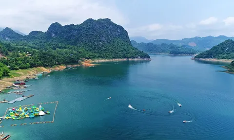 Du ngoạn trên hồ Hòa Bình