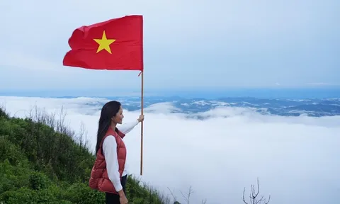 Hoa hậu H'Hen Niê xúc động khi đến cực Tây A Pa Chải