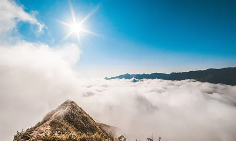 Về nơi mây sà xuống những nóc nhà