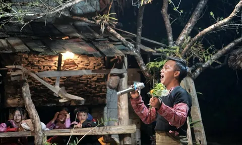 Chàng trai H'Mông khiến khách Tây bất ngờ khi hát ca khúc tiếng Italy