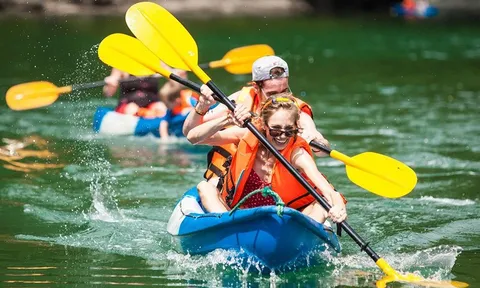 Chèo thuyền kayak - sản phẩm du lịch hấp dẫn trên hồ Hòa Bình