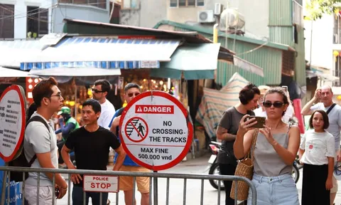 Công an chặn 2 đầu, ra sức khuyên ngăn du khách không vào phố đường tàu check-in