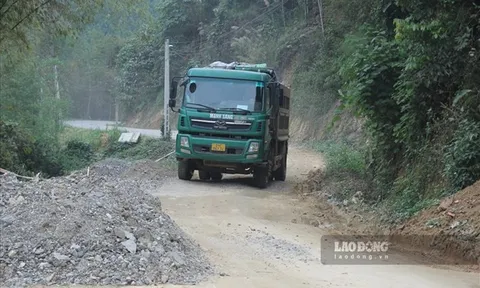 Yên Bái: Đường 40 tỉ chưa bàn giao đã vá chằng chịt