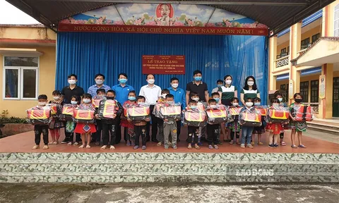 100 cặp phao cứu sinh đến tay học sinh vùng sông, suối tỉnh Yên Bái