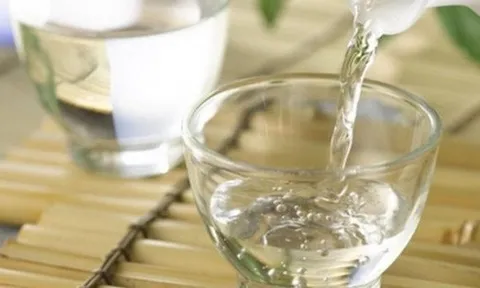 Cứu sống cháu bé hôn mê, co giật toàn thân do uống nhầm 200ml rượu