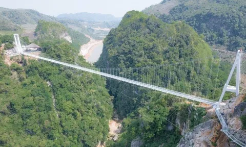 Cầu kính đi bộ dài nhất thế giới sắp đón khách ở Mộc Châu