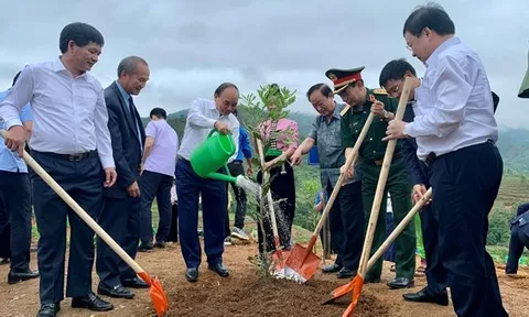 Chủ tịch nước Nguyễn Xuân Phúc trồng vườn cây mắc ca ở Điện Biên