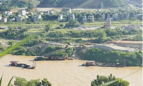 Trên xây kè trăm tỷ chống sạt lở, dưới hút cát rầm rộ