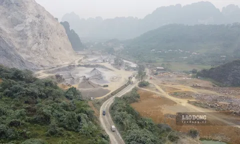 Con đường khốn khổ giữa lòng huyện nông thôn mới ở Hòa Bình