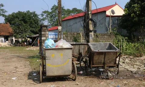 Nhếch nhác công trình văn phòng giao thông bỏ hoang tại mặt đường Quốc lộ 6