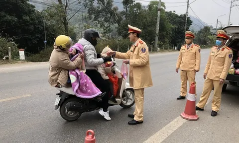 CSGT Cao Bằng hỗ trợ người lao động trở lại nơi làm việc sau Tết