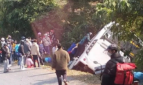 Phú Thọ: Xe khách 47 chỗ bị lật tại Đèo Cón