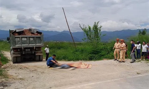 Điện Biên: Ôtô tải va chạm với xe máy điện khiến 2 học sinh tử vong