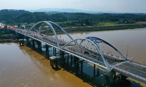 Yên Bái: Thông xe cầu Giới Phiên 650 tỷ đồng bắc qua sông Hồng