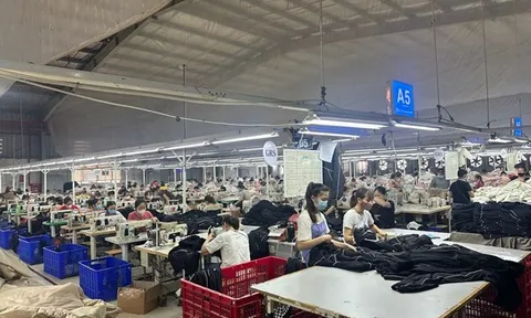 Công nhân vùng cao đổi đời nhờ nghề may mặc