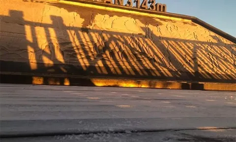 Băng tuyết trắng đỉnh Fansipan sáng 20.11