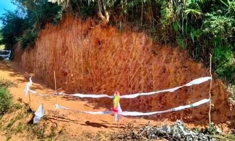 Bất ngờ phát hiện quả bom khi đang làm đường