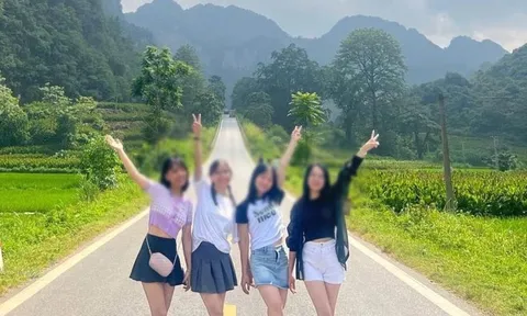 Bất chấp nguy hiểm, nhiều phượt thủ dàn hàng check-in dưới chân đèo Mã Phục