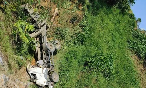 Xe bồn mất lái lao xuống vực sâu hơn 50 mét