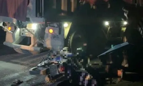 2 người thương vong khi đâm vào xe tải đang dừng