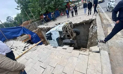 Sập hành lang cầu ở thành phố Yên Bái khiến xe tải lọt xuống hố sâu