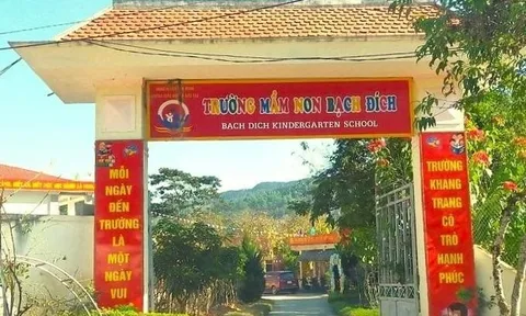 Nghi cắt xén tiền hỗ trợ của học sinh, một hiệu trưởng tại Hà Giang bị đình chỉ công tác