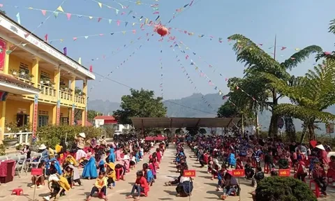 Đình chỉ Hiệu trưởng vụ bữa ăn bán trú 11 học sinh ăn 2 gói mì tôm chan cơm