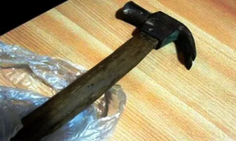 Bực tức vì ông nội "nhờ" đấm lưng, cháu gái lớp 8 dùng búa đánh vào đầu ông gây tử vong