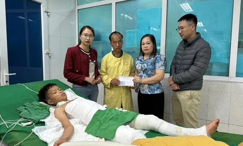 Công đoàn Báo Lai Châu: Trao tiền hỗ trợ bệnh nhân khó khăn