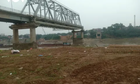 Bắt đầu phá dỡ phần còn lại của cầu Phong Châu sau khi bị sập