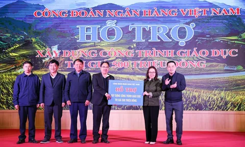 Trao 1 tỉ đồng và hàng trăm suất quà cho huyện Mù Cang Chải
