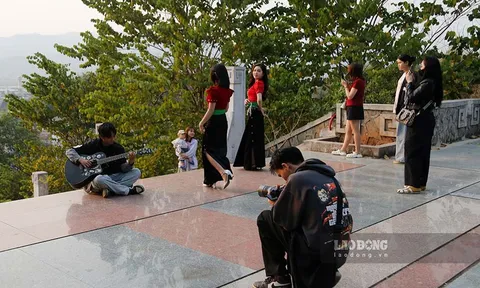 Chen chân đu trend TikTok tại đồi D1 ở Điện Biên