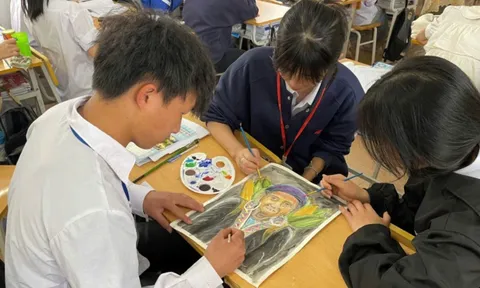 Học sinh vùng cao vẽ tranh tri ân với chủ đề "Lòng biết ơn"