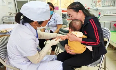 Thái Nguyên đồng loạt tiêm vaccine phòng dịch sởi