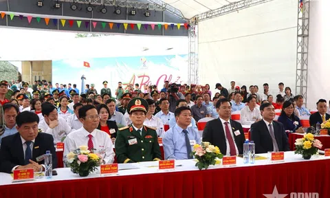 Điện Biên: Thượng cờ và gắn biển công trình cột cờ A Pa Chải