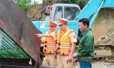 Theo chân CSGT đường thủy kiểm tra tàu khai thác cát trên sông Hồng