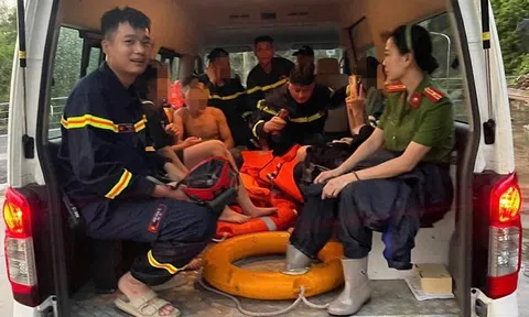 Giải cứu 11 học sinh ở Hòa Bình mắc kẹt giữa dòng suối sau mưa lớn