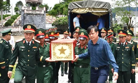 Điện Biên đón 8 hài cốt liệt sĩ hy sinh tại Lào về an táng