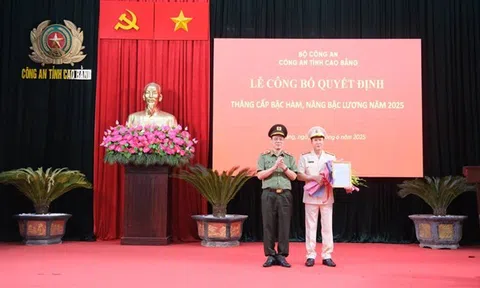 805 cán bộ Công an tỉnh Cao Bằng được thăng cấp bậc hàm, nâng lương