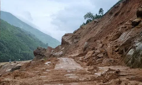 Sạt lở trên Tỉnh lộ 160 Lào Cai khiến giao thông bị chia cắt