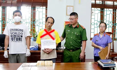 Bắt giữ đối tượng mang 8 bánh ma túy đi bán