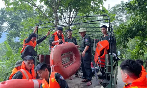Công an tỉnh Lạng Sơn dầm mình trong nước lũ, đưa người dân đến nơi an toàn