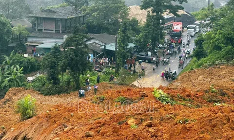 Sạt lở nghiêm trọng chia cắt tuyến đường Lào Cai - Sa Pa