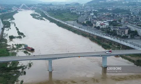 Sông Hồng qua Lào Cai tràn trề nước sau những cơn mưa đầu mùa