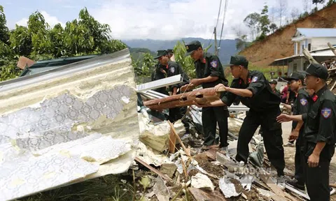 Công an, bộ đội dọn đống đổ nát, hỗ trợ người dân sau vụ sạt lở trong đêm ở Lào Cai