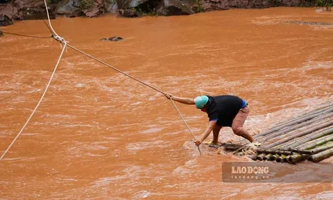 Người dân ở Điện Biên đánh cược mạng sống đi bè qua suối mùa mưa lũ