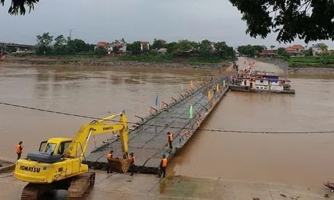 Cầu phao Phong Châu vận hành trở lại sau bão số 3 Wipha
