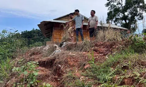 Di dời khẩn cấp 13 hộ dân do vết nứt đất gần khu dân cư ở Sơn La