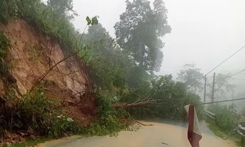 Điện Biên lũ dâng cao, nhiều tuyến đường sạt lở nghiêm trọng