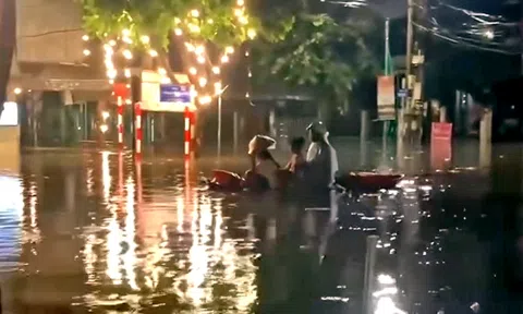 Thái Nguyên ngập sâu, dân bơi thuyền ra phố đón người về nhà